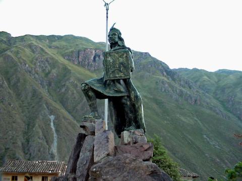 MachuPichu2005-00125-Ollantaytambo-Manco Inca Statue