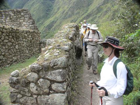 MachuPichu2005-00136-IncaTrail-First Ruins