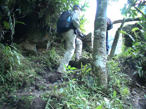 MachuPichu2005-00142-IncaTrail-OnTheTrail