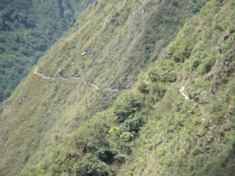 MachuPichu2005-00184-IncaTrail-Trail View From Winaywayna