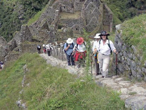 MachuPichu2005-00187-IncaTrail-Winaywayna-JamiOnSteps