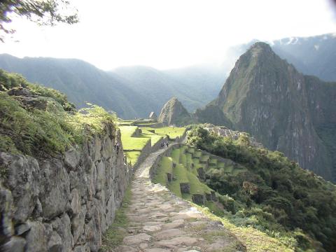 MachuPichu2005-00219-MachuPichu-Descending from Sun Gate