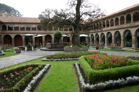 MachuPichu2005-00851-Cusco-Monasterio Hotel Courtyard