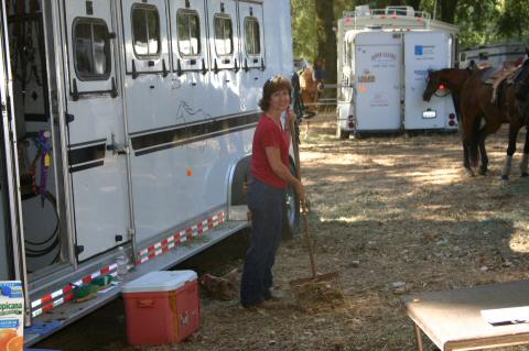 2004WoodsideJrRodeo608-JamiCleaningUp